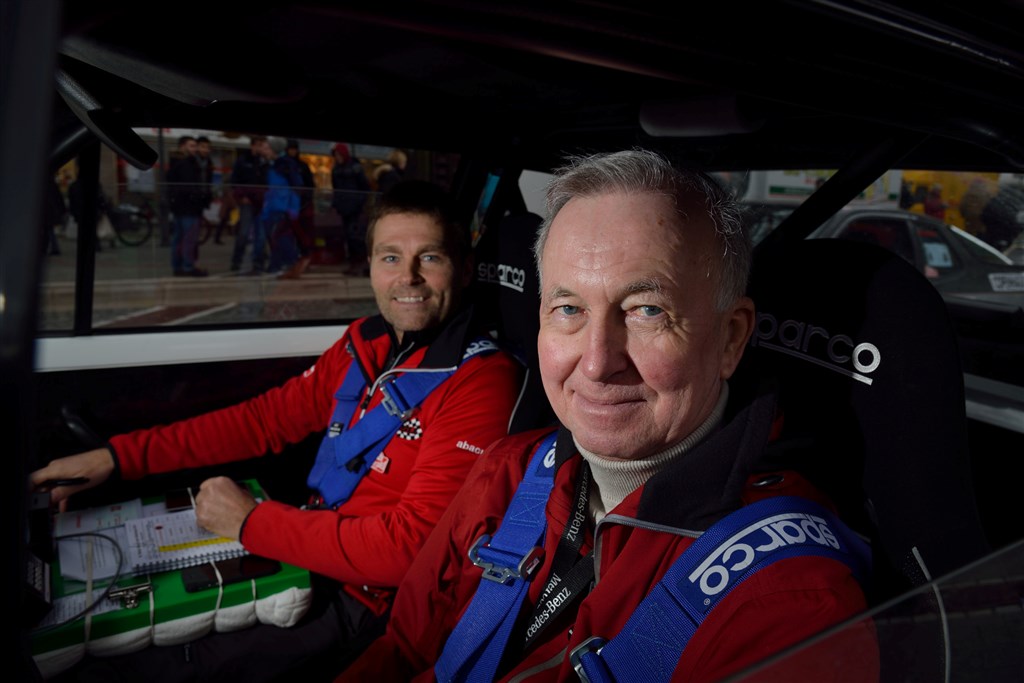 Erfarne Bent Mikkelsen med sin nye codriver Kim Frandsen så frem til dagens etape i sin nye Ford Escort RS 2000. Bent Mikkkelsen deltager for ottende gang i rallyet.
(Foto: Michael Eisenberg)